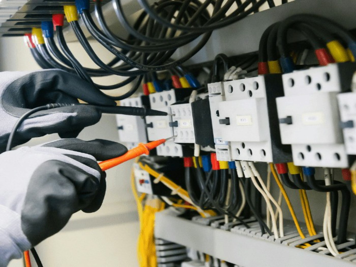 Électricien en intervention sur un tableau électrique dans les Yvelines